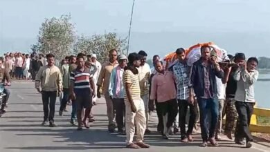 कार हादसे में सांसद गंभीर; बेटे बहू भी घायल, महाकुंभ से लौटने के दौरान हुआ हादसा