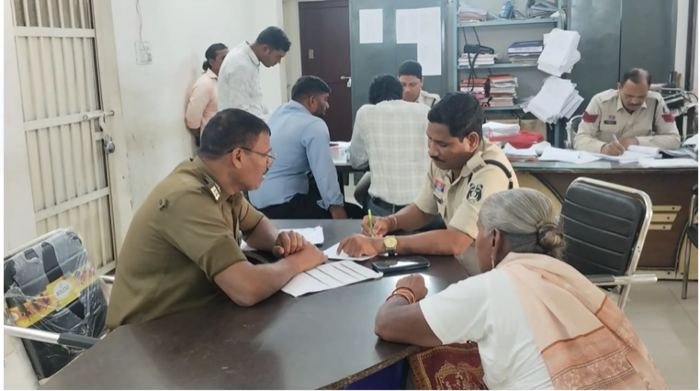 Lover's ruckus: प्रेमी को प्यार में मिला धोखा, प्रेमिका के दफ्तर में घुसकर की मारपीट, मामला दर्ज