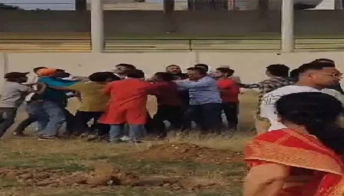 Municipal body elections: भाजपा और निर्दलीय प्रत्याशी के समर्थकों के बीच जमकर मारपीट, फर्जी वोटिंग को लेकर हुआ हंगामा 1 PRTYASHI VIVAAD