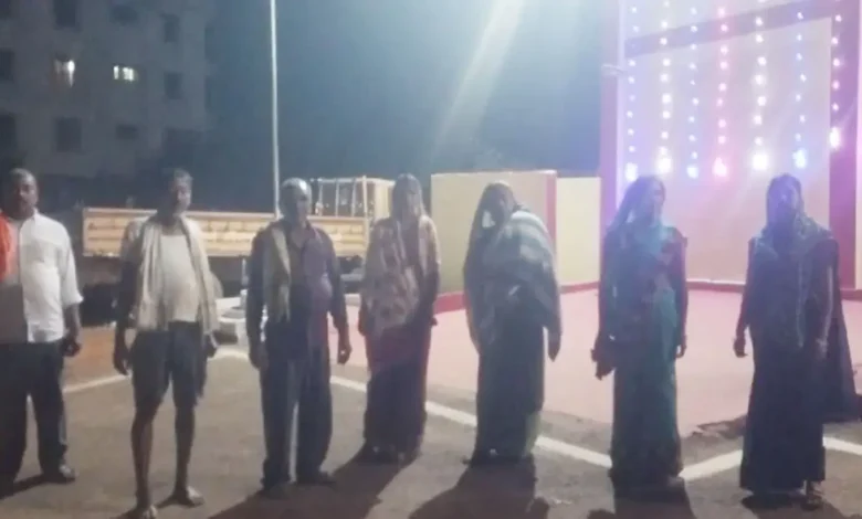 जमीन विवाद को लेकर हुआ खूनी खेल, 5 घायल 1 गंभीर, जांच में पुलिस 1 People from both the sides reached the police station to lodge a complaint 1739426768