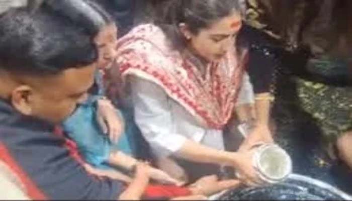 Bollywood News: अभिनेत्री सारा अली खान पहुंची बाबा बैद्यनाथ धाम दरबार, जलाभिषेक कर की पूजा-अर्चना