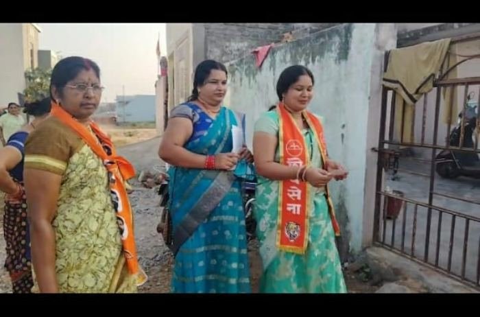 Municipal body elections: शिवसेना से महापौर प्रत्याशी रेवती यादव कर रही जनसंपर्क, सपनो का शहर बनाने के वादा