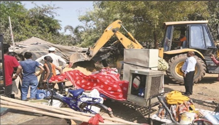 ACTION: तालाब में कब्जा करने वाले भू-माफियाओं के अतिक्रमण पर कलेक्टर के निर्देश पर चला बुलडोजर