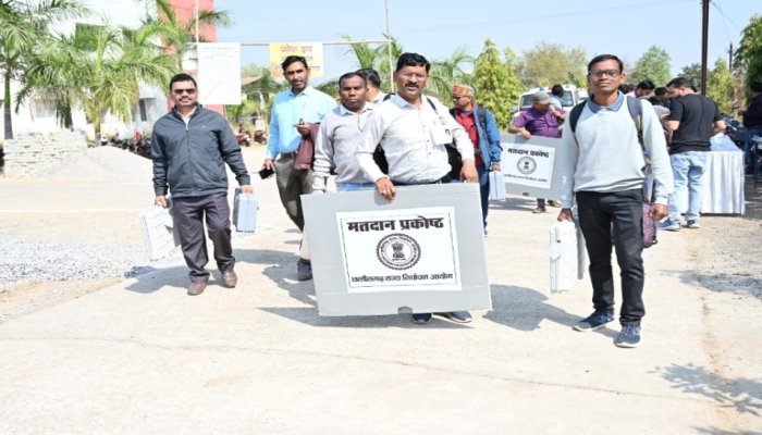 NAGRI NIKAY: 234 मतदान केंद्रों के लिए दल रवाना, कलेक्टर ने मतदानकर्मियों का बढ़ाया हौसला