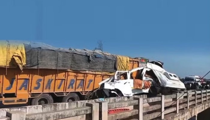 HADSA: महाकुंभ से लौट रहे ट्रैवलर को ट्रक ने मारी टक्कर: 7 की मौत, 3 घायल 1 HADSA: महाकुंभ से लौट रहे ट्रैवलर को ट्रक ने मारी टक्कर: 7 की मौत, 3 घायल