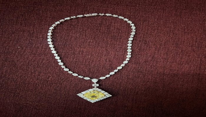 AIRPORT पर हीरे के हार के साथ बैंकॉक से आया युवक गिरफ्तार; तस्करी का संदेह, अफसरों ने शुरू की जांच