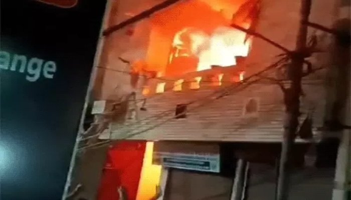 दिल्ली में घर में लगी आग, सेकेंड फ्लोर से कूदे 6 लोग 
