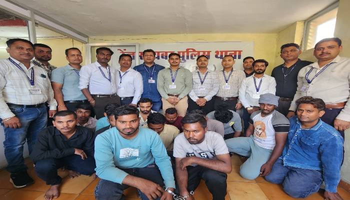 महादेव बुक के सिंडिकेट को फर्जी सिम बेचने वाले 13 आरोपी गिरफ्तार, अब तक 98 की गिरफ्तारी 1 महादेव बुक के सिंडिकेट को फर्जी सिम बेचने वाले 13 आरोपी गिरफ्तार