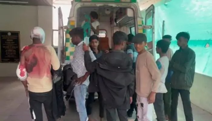 धुमाल पार्टी का वाहन पलटा 6 घायल