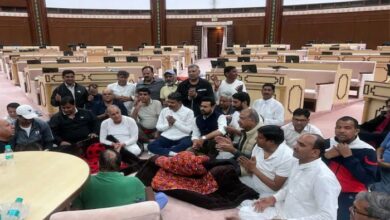 विधानसभा में कांग्रेस के 6 विधायकों का निलंबन, सदन के अंदर प्रदर्शन जारी