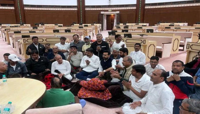 विधानसभा में कांग्रेस के 6 विधायकों का निलंबन, सदन के अंदर प्रदर्शन जारी