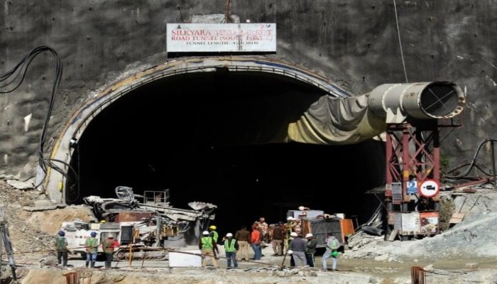 तेलंगाना के श्रीशैलम लेफ्ट बैंक कैनाल टनल में फंसे 8 मजदूर, 120 जवान रेस्क्यू करने में जुटे