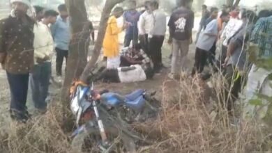 तेज रफ्तार बाइक टकराई पेड़ से; एक युवक की मौत, दो घायल