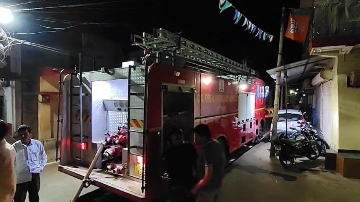 सिलेंडर फटने से घर में लगी आग, तीन लोग घायल