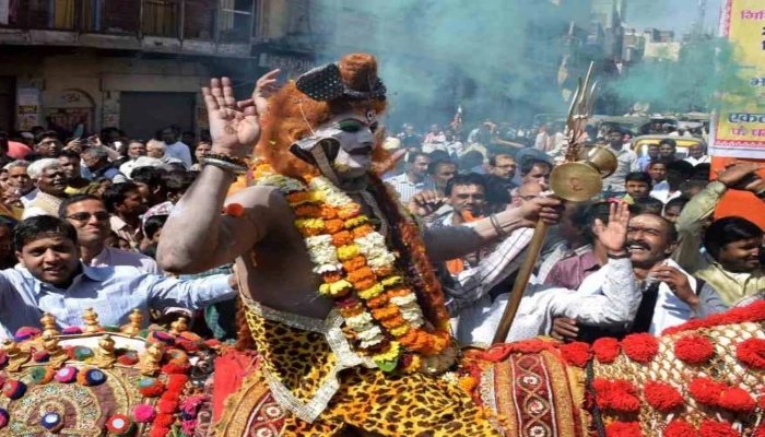 काशी में दुनिया की सबसे पुरानी शिव बारात निकाली, विदेशी श्रद्धालु भी हुए शामिल 1 image 2025 02 27T105527.326