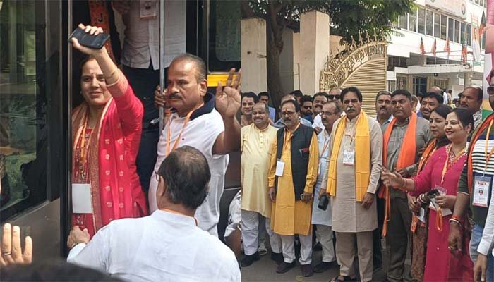BJP's Mahakumbh tour: राजेश मूणत के नेतृत्व में नवनिर्वाचित मेयर और पार्षदगण महाकुंभ रवाना, गंगा मैया का आशीर्वाद लेने के बाद करेंगे सपथ ग्रहण