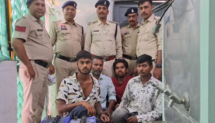बैटरी चोरी करने वाले गिरोह का पर्दाफाश 1 लाख से ज्यादा का सामान बारामद