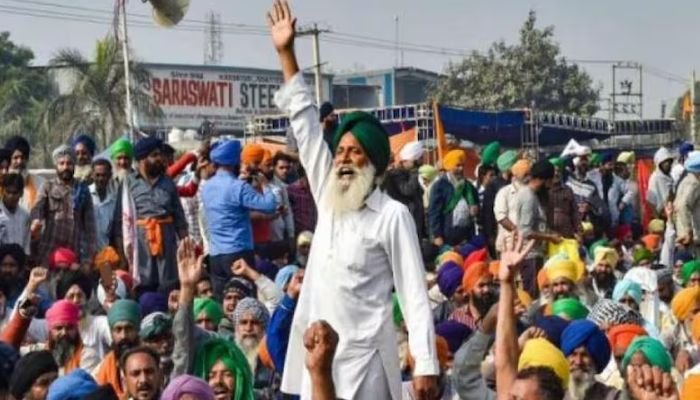 किसान आंदोलन पर पुलिस का बुलडोजर, शंभू-खनौरी बॉर्डर कराया गया खाली 1 125 1