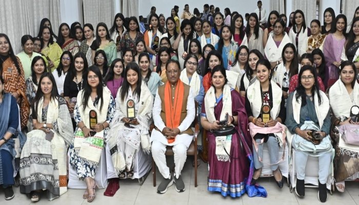 महिला पत्रकारों का सम्मान, मुख्यमंत्री के साथ लंच और सेल्फी 1 1741617688 275fa90e5742bb4ed270 1 1