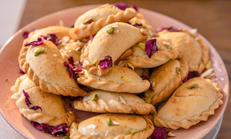 होली:गुजिया और गुझिया में क्या है अंतर? जानें इस होली स्पेशल मिठाई से जुड़ी रोचक बातें 1 Baked Gujiya 1300x867 1