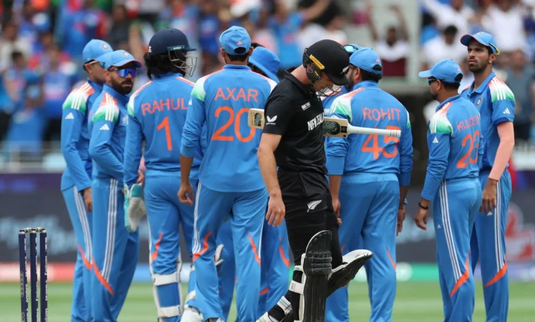 चैंपियंस ट्रॉफी 2025 फाइनल: न्यूजीलैंड की बल्लेबाजी, कुलदीप ने पहली गेंद पर रचिन को बोल्ड किया 1 कुलदीप ने पहली गेंद पर रचिन को बोल्ड किया