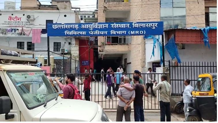 कम नंबर देने की धमकी देकर कर रहा था यौन शोषण, शिकायत के बावजूद सिम्स प्रबंधन ने नहीं की कार्रवाई