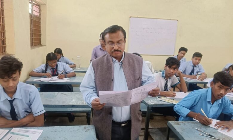 बिलासपुर:संभागायुक्त महादेव कावरे ने किया परीक्षा केंद्रों का निरीक्षण 1 IMG 20250306 WA0068