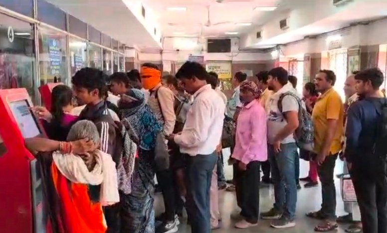 रेलवे स्टेशन पर टिकट काउंटर की कमी से यात्री परेशान 1 IMG 20250324 165459