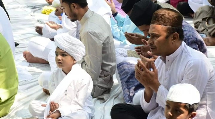 रायपुर में हर्षोल्लास के साथ मनाई गई ईद, 56 स्थानों पर अदा की गई नमाज 1 IMG 20250331 115234