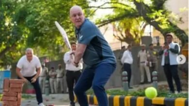 NZ PM Christopher Luxon plays gully cricket 1742365786