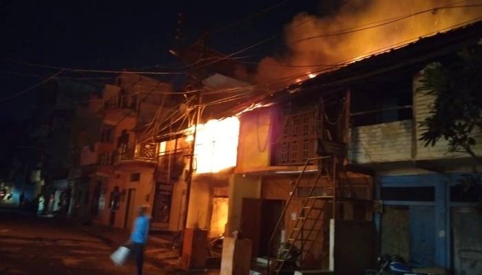 आगजनी में बुजुर्ग की जलकर मौत, फायर ब्रिगेड 20 गाड़ियाें से बुझी आग 1 aagjani 2