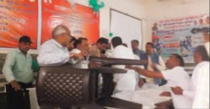 उत्तर प्रदेश में बीजेपी के कार्यक्रम में बवाल, मंच पर पूर्व विधायक और ब्लॉक प्रमुख में मारपीट 1 befunky 2025 2 5 9 8 15