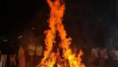 how many times do you go around holika dahan fire