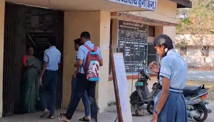 CG बोर्ड परीक्षा: पहले दिन 2 लाख 40 हजार 341 स्टूडेंट्स परीक्षा, 36 छात्रों के एडमिट कार्ड हुए निरस्त CG Board Exam: 2 lakh 40 thousand 341 students appeared for the exam on the first day, admit cards of 36 students were cancelled