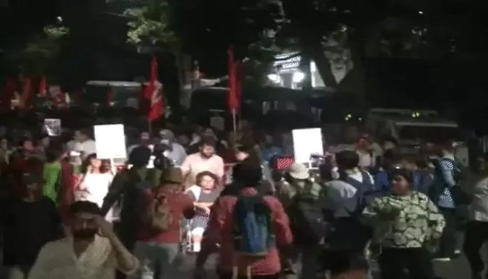 छात्रसंघ चुनाव की मांग पर हंगामा, छात्रों के प्रदर्शन को लेकर पुलिस अलर्ट; यूनीवर्सिटी को चारो तरफ से घेरा