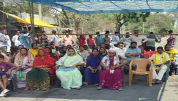 मिनिस्टर ओपी चौधरी की विधानसभा में ग्रामीण उतरे सड़क पर, 40 घंटे से कर रहे प्रदर्शन 1 image 2025 03 20T115101.445