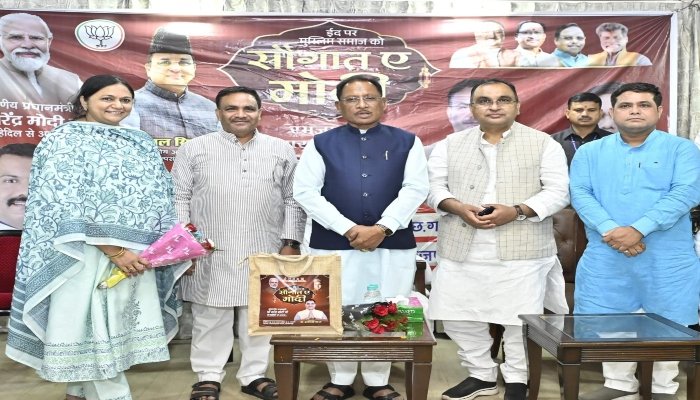 ईद से पहले सीएम साय ने मुस्लिम बहनों को दिया “सौगात-ए-मोदी” गिफ्ट 1 मुख्यमंत्री श्री विष्णु देव साय, मुख्यमंत्री निवास, मुस्लिम समाज, सौगात-ए-मोदी, गरीब महिलाएं, गिफ्ट पैकेट,Chief Minister Shri Vishnu Dev Sai, Chief Minister's residence, Muslim society, Sagat-e-Modi, Poor women, Gift packets