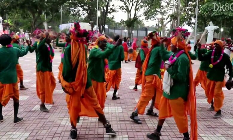 कुहकी डंडा नृत्य" कैसे होता है?