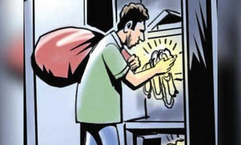 CG Breaking:तहसील कर्मचारी के घर चोरी, जेवर और नकदी लेकर फरार हुए चोर 1 resized image 720p