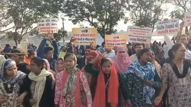 समायोजन-समायोजन के नारों से गूंजा रायपुर का सड़क