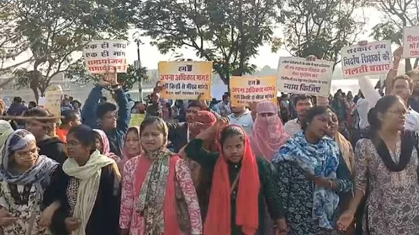 समायोजन-समायोजन के नारों से गूंजा रायपुर का सड़क