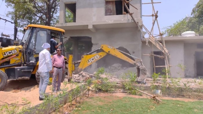 बिना अनुमति किया निर्माण, शादी हॉल पर चला बुलडोजर