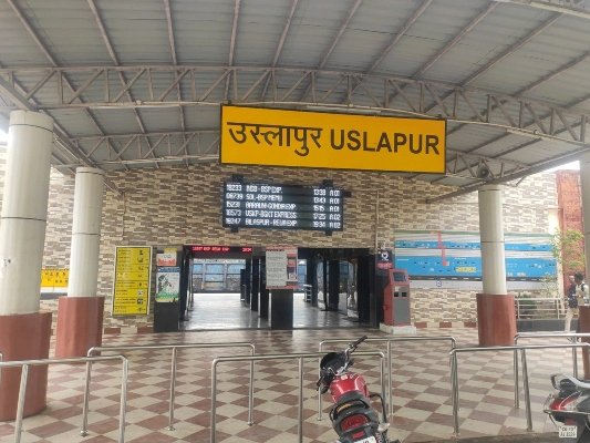 ट्रैन के ऑयल टैंकर से पेट्रोल का हुआ रिसाव, यात्रियों की सतर्कता से टला बड़ा हादसा