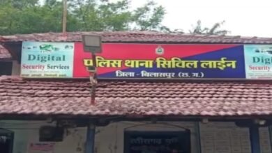 बीजेपी नेत्री की दादागिरी, बाइक और साइकल की सीट पर चलाया ब्लेड
