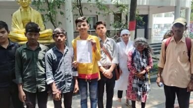 छात्रों ने की स्कूल में 12वीं तक कक्षा शुरू करने की मांग