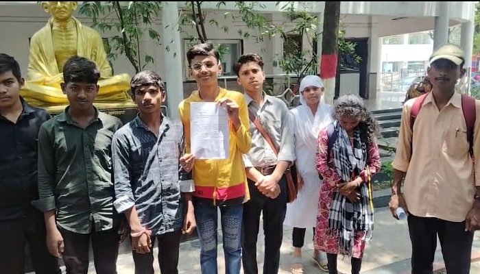 छात्रों ने की स्कूल में 12वीं तक कक्षा शुरू करने की मांग