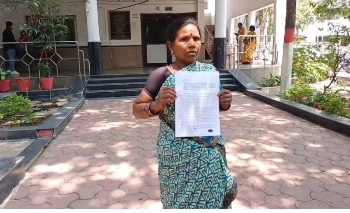 14 वर्षों से लापता बेटी की तलाश में दर-दर भटक रही हैं कुसुम बाई 1 Captureggg