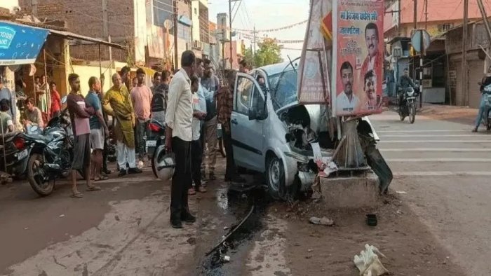 The havoc of high speed: अनियंत्रित कार पोल से टकराई, गर्लफ्रेंड-बॉयफ्रेंड की मौत 1 अनियंत्रित कार पोल से टकराई, गर्लफ्रेंड-बॉयफ्रेंड की मौत