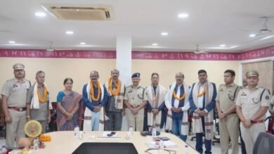 रायपुर: पुलिस विभाग के सेवानिवृत्त हुए सहायक उपनिरीक्षक और प्रधान आरक्षक को दी गई विदाई 3 IMG 20250401 133159
