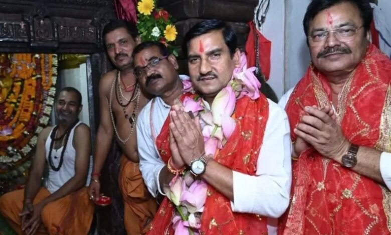 चैत्र नवरात्रि पर केंद्रीय राज्य मंत्री तोखन साहू ने किए माँ महामाया के दर्शन 1 IMG 20250405 200254